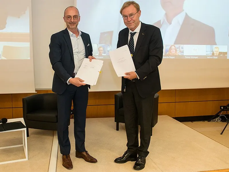 Andreas Dengel (links) und Toni Tolker-Nielsen nach der Vertragsunterzeichnung.
